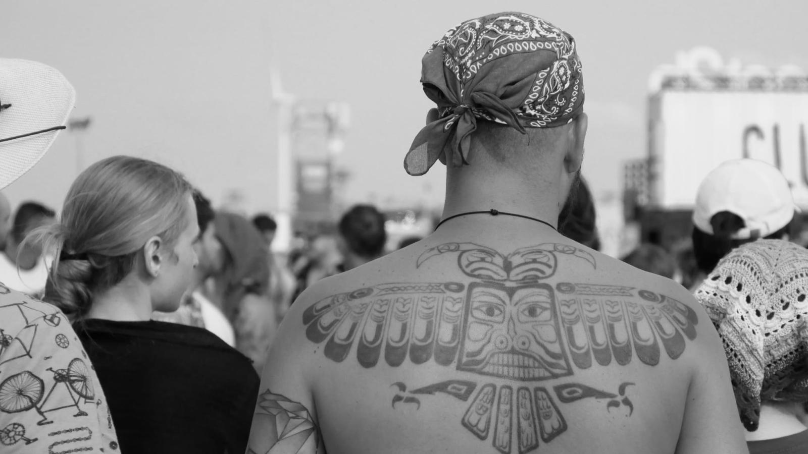 Zdjęcie w galerii na portalu naszraciborz.pl: Racibórz na Pol'and'Rock Festival w czarno-białym kadrze wiadomości z regionu