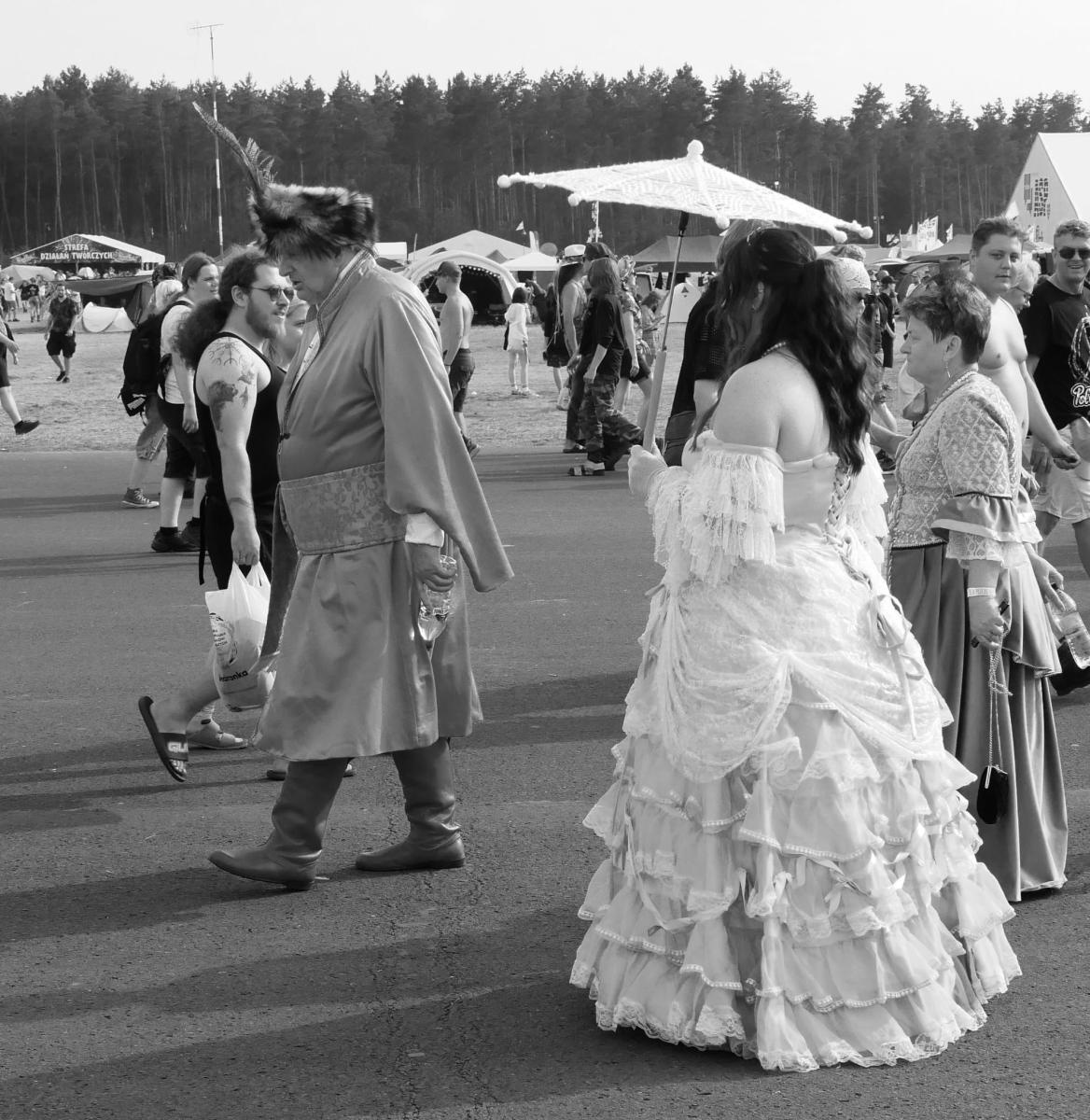 Zdjęcie w galerii na portalu naszraciborz.pl: Racibórz na Pol'and'Rock Festival w czarno-białym kadrze wiadomości z regionu