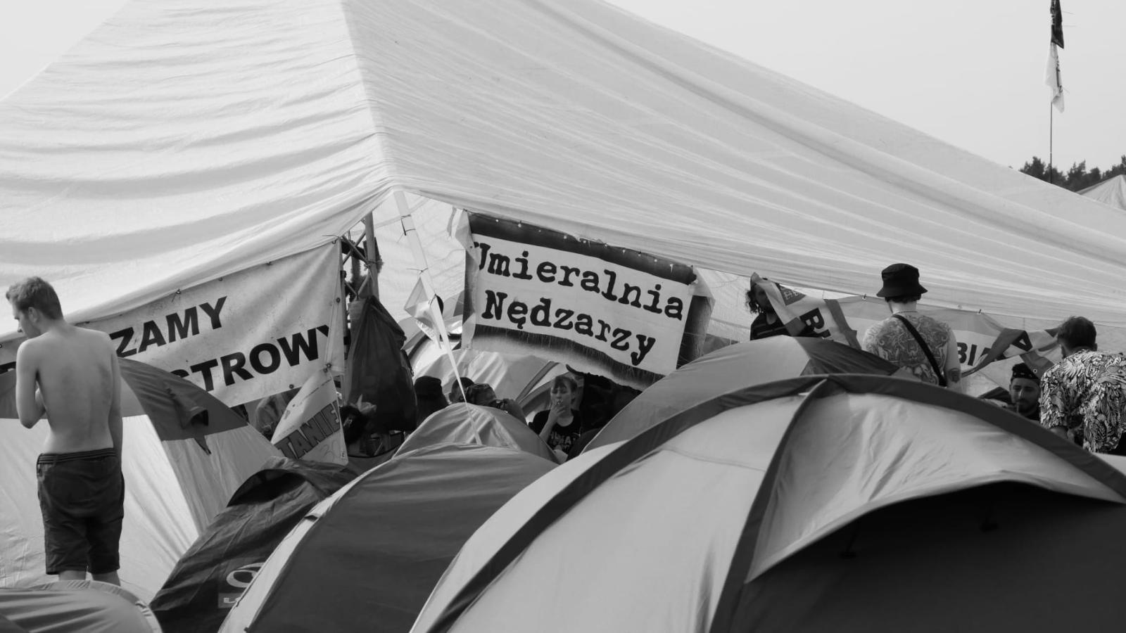 Zdjęcie w galerii na portalu naszraciborz.pl: Racibórz na Pol'and'Rock Festival w czarno-białym kadrze wiadomości z regionu