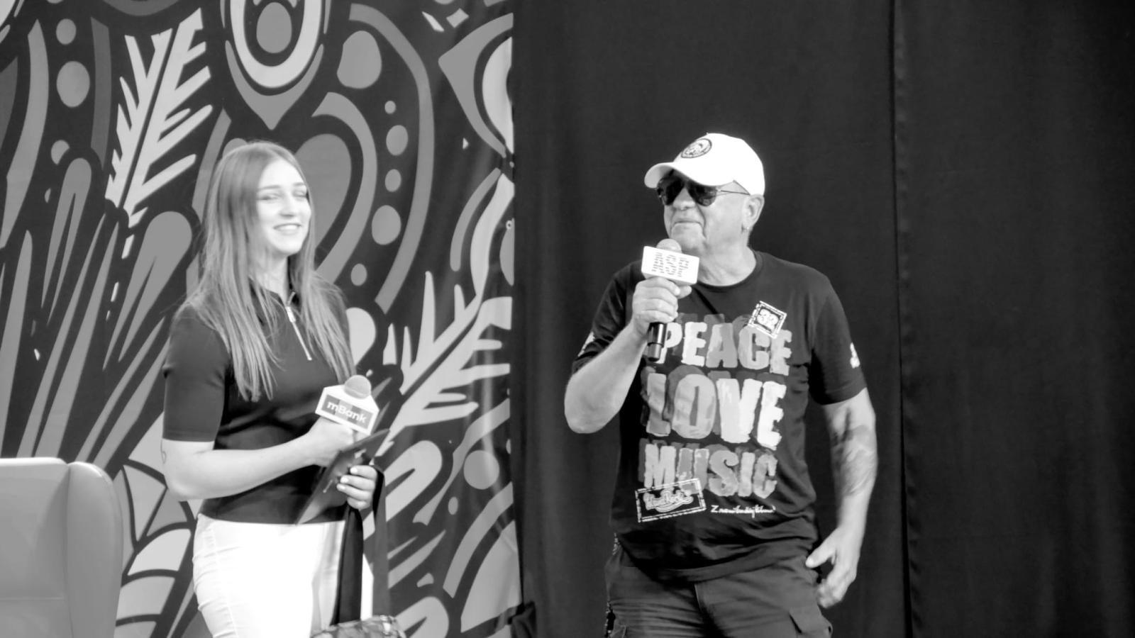 Zdjęcie w galerii na portalu naszraciborz.pl: Racibórz na Pol'and'Rock Festival w czarno-białym kadrze wiadomości z regionu