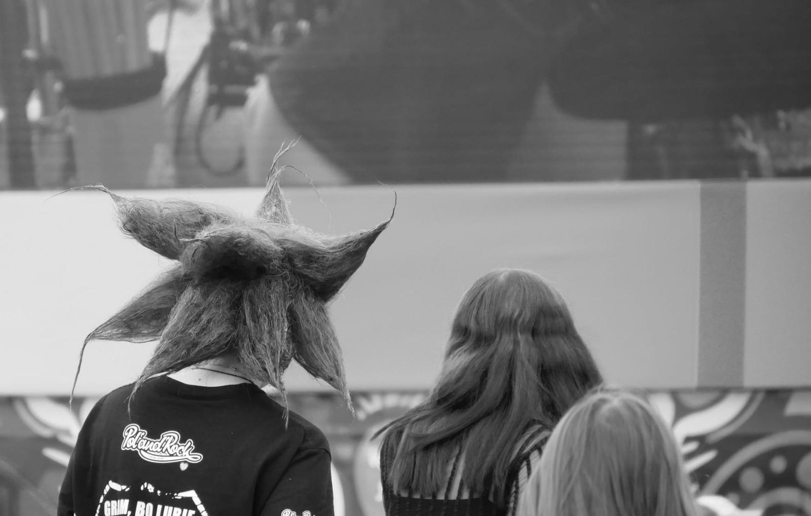 Zdjęcie w galerii na portalu naszraciborz.pl: Racibórz na Pol'and'Rock Festival w czarno-białym kadrze wiadomości z regionu