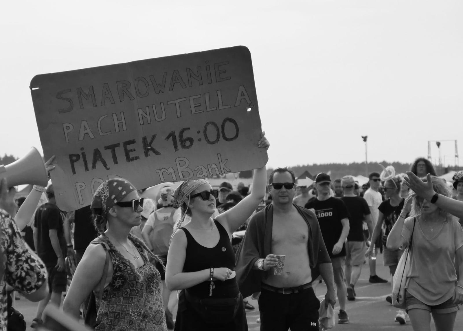 Zdjęcie w galerii na portalu naszraciborz.pl: Racibórz na Pol'and'Rock Festival w czarno-białym kadrze wiadomości z regionu