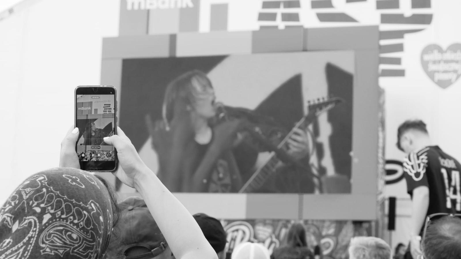 Zdjęcie w galerii na portalu naszraciborz.pl: Racibórz na Pol'and'Rock Festival w czarno-białym kadrze wiadomości z regionu