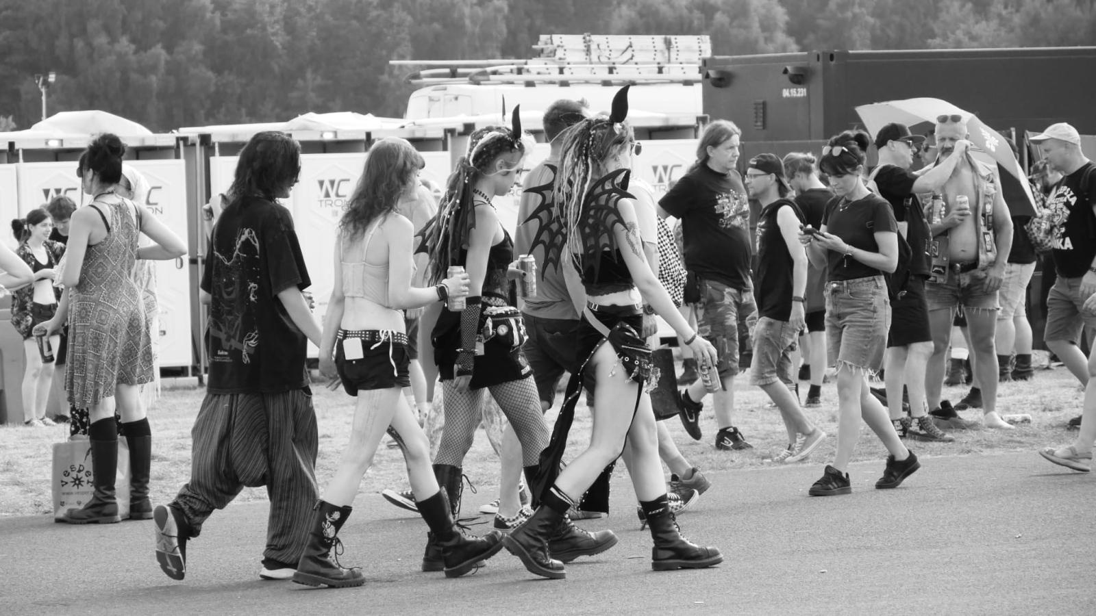 Zdjęcie w galerii na portalu naszraciborz.pl: Racibórz na Pol'and'Rock Festival w czarno-białym kadrze wiadomości z regionu