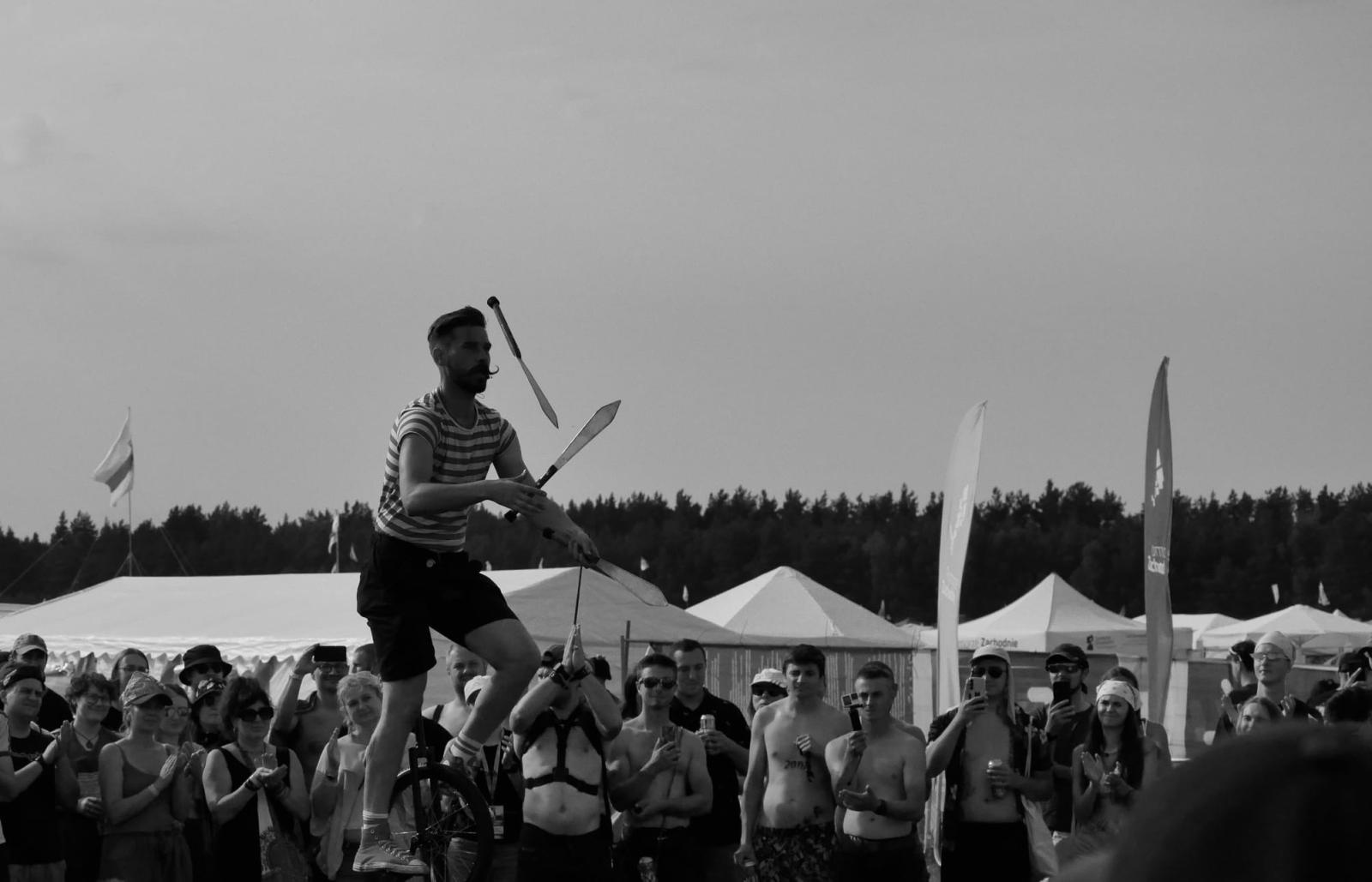 Zdjęcie w galerii na portalu naszraciborz.pl: Racibórz na Pol'and'Rock Festival w czarno-białym kadrze wiadomości z regionu