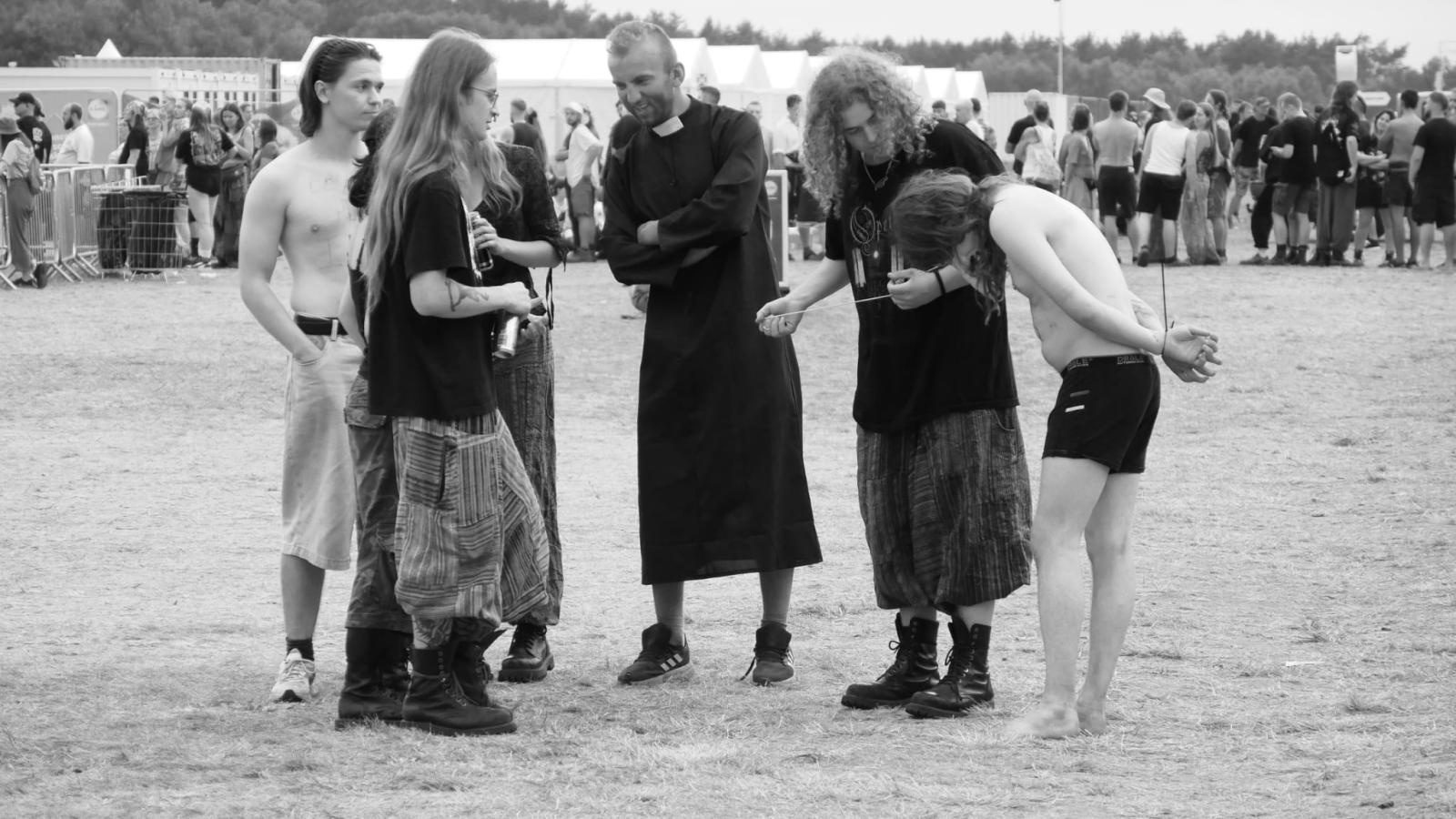 Zdjęcie w galerii na portalu naszraciborz.pl: Racibórz na Pol'and'Rock Festival w czarno-białym kadrze wiadomości z regionu