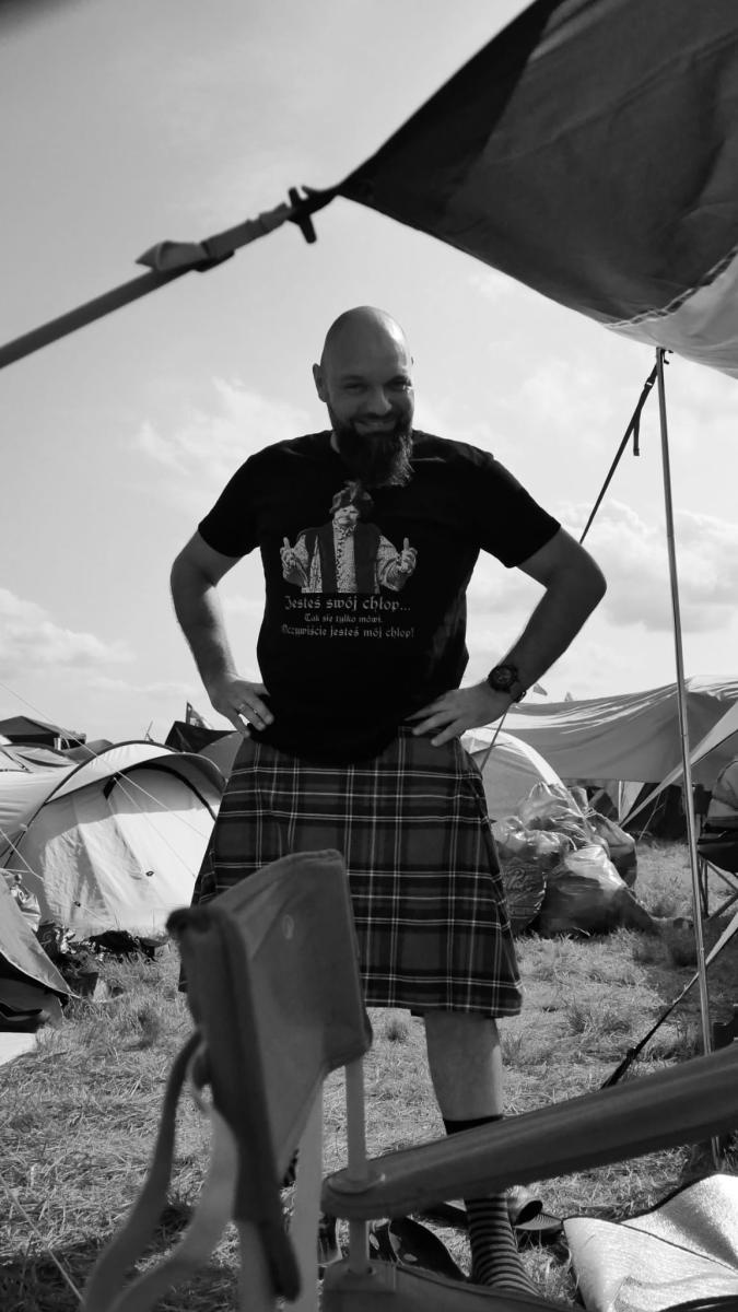 Zdjęcie w galerii na portalu naszraciborz.pl: Racibórz na Pol'and'Rock Festival w czarno-białym kadrze wiadomości z regionu