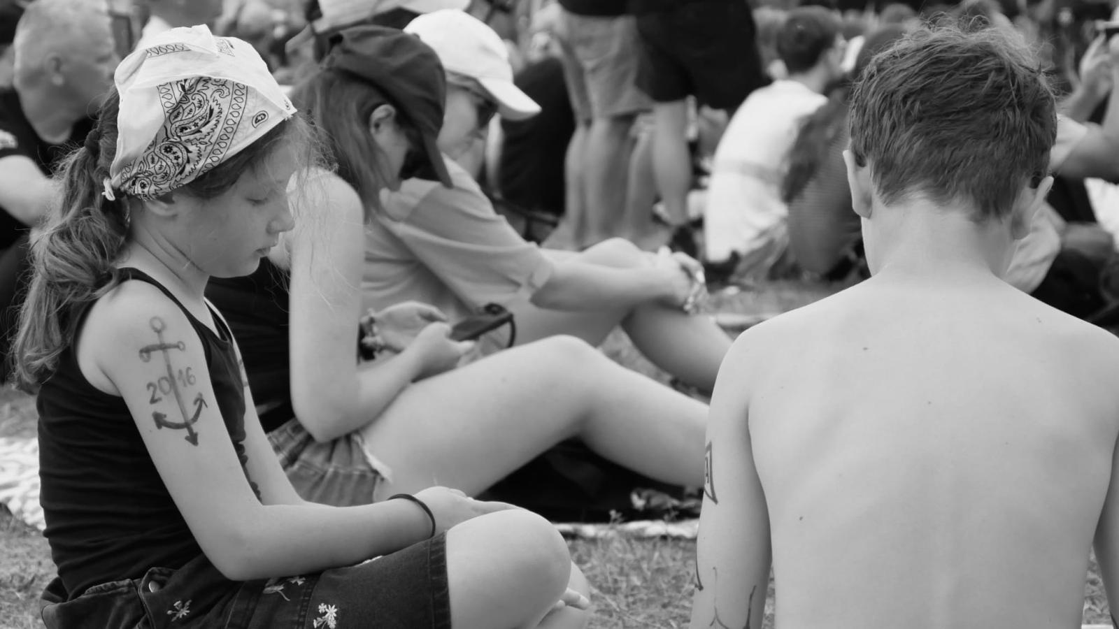 Zdjęcie w galerii na portalu naszraciborz.pl: Racibórz na Pol'and'Rock Festival w czarno-białym kadrze wiadomości z regionu