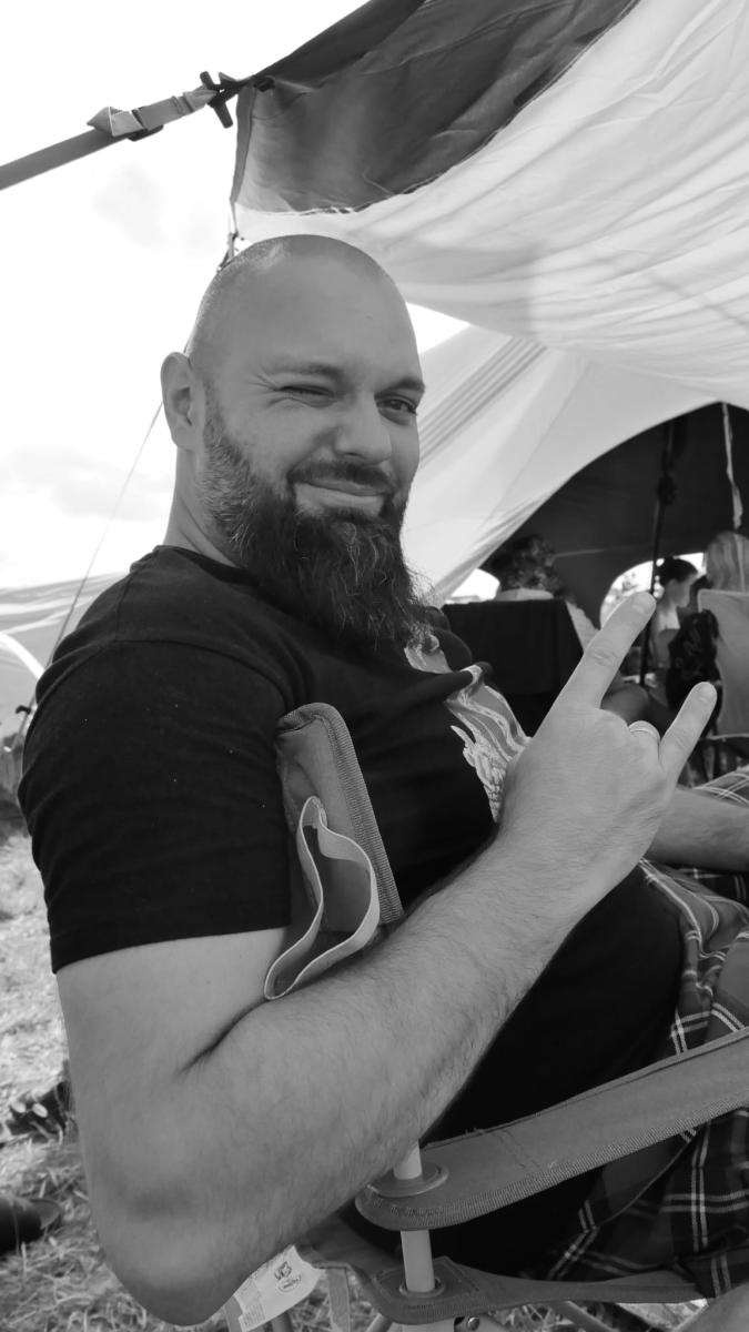 Zdjęcie w galerii na portalu naszraciborz.pl: Racibórz na Pol'and'Rock Festival w czarno-białym kadrze wiadomości z regionu
