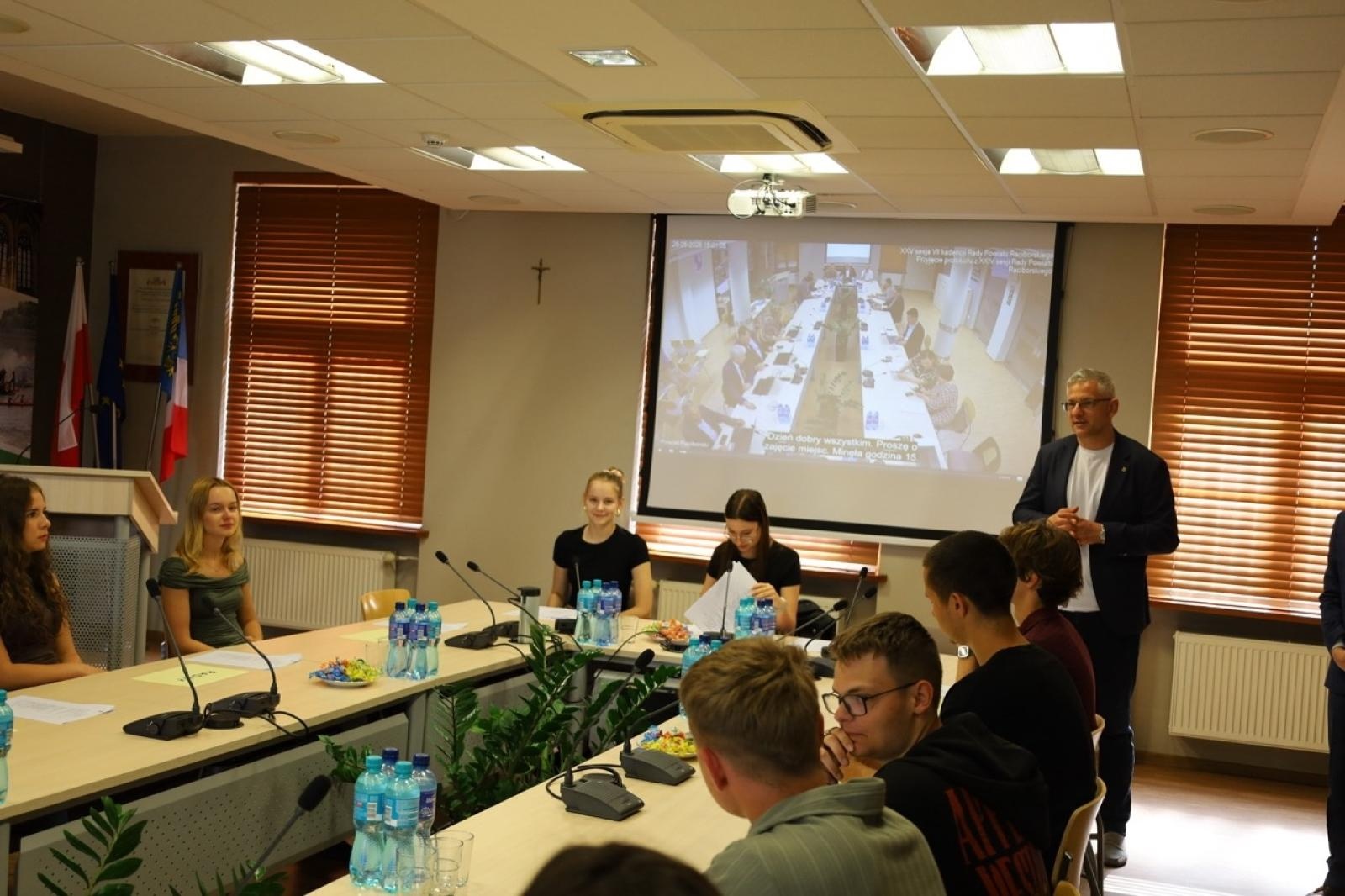 Zdjęcie w galerii na portalu naszraciborz.pl: Młodzi poznawali samorząd od kuchni. Zakończyła się pierwsza edycja projektu edukacyjnego wiadomości z regionu
