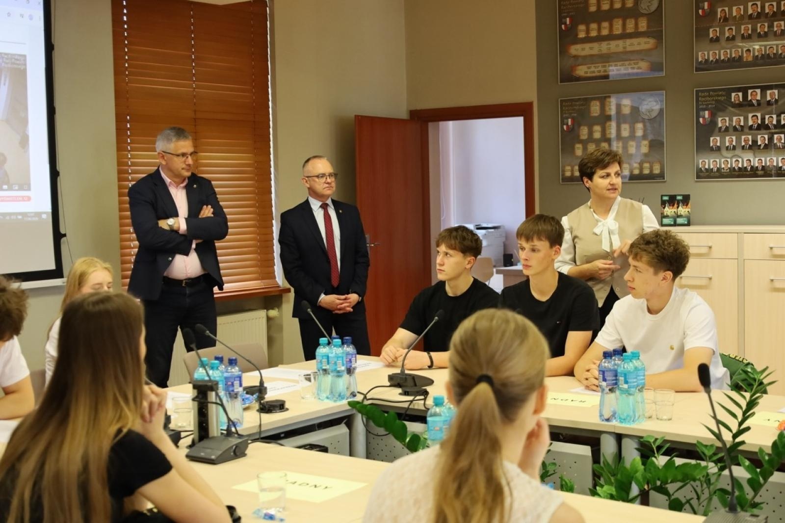 Zdjęcie w galerii na portalu naszraciborz.pl: Młodzi poznawali samorząd od kuchni. Zakończyła się pierwsza edycja projektu edukacyjnego wiadomości z regionu