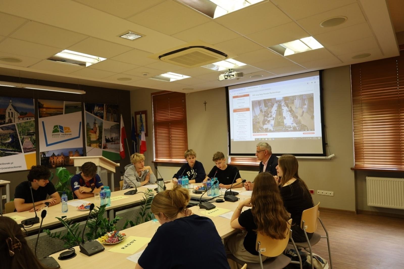 Zdjęcie w galerii na portalu naszraciborz.pl: Młodzi poznawali samorząd od kuchni. Zakończyła się pierwsza edycja projektu edukacyjnego wiadomości z regionu