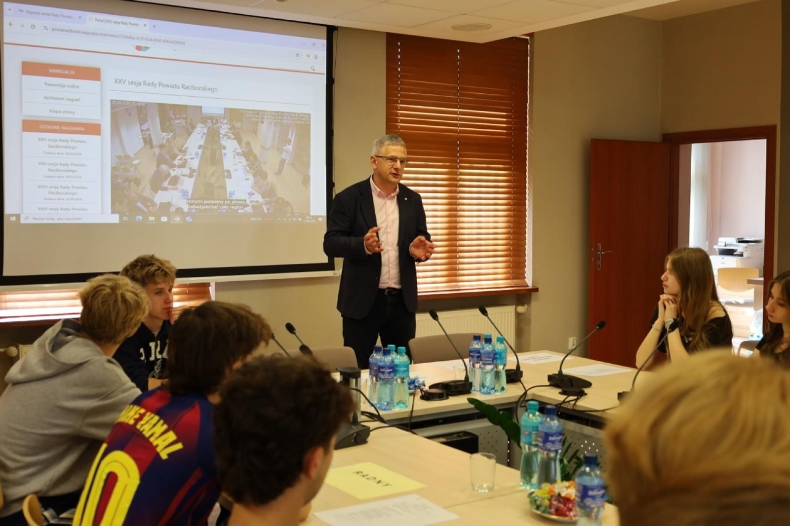 Zdjęcie w galerii na portalu naszraciborz.pl: Młodzi poznawali samorząd od kuchni. Zakończyła się pierwsza edycja projektu edukacyjnego wiadomości z regionu