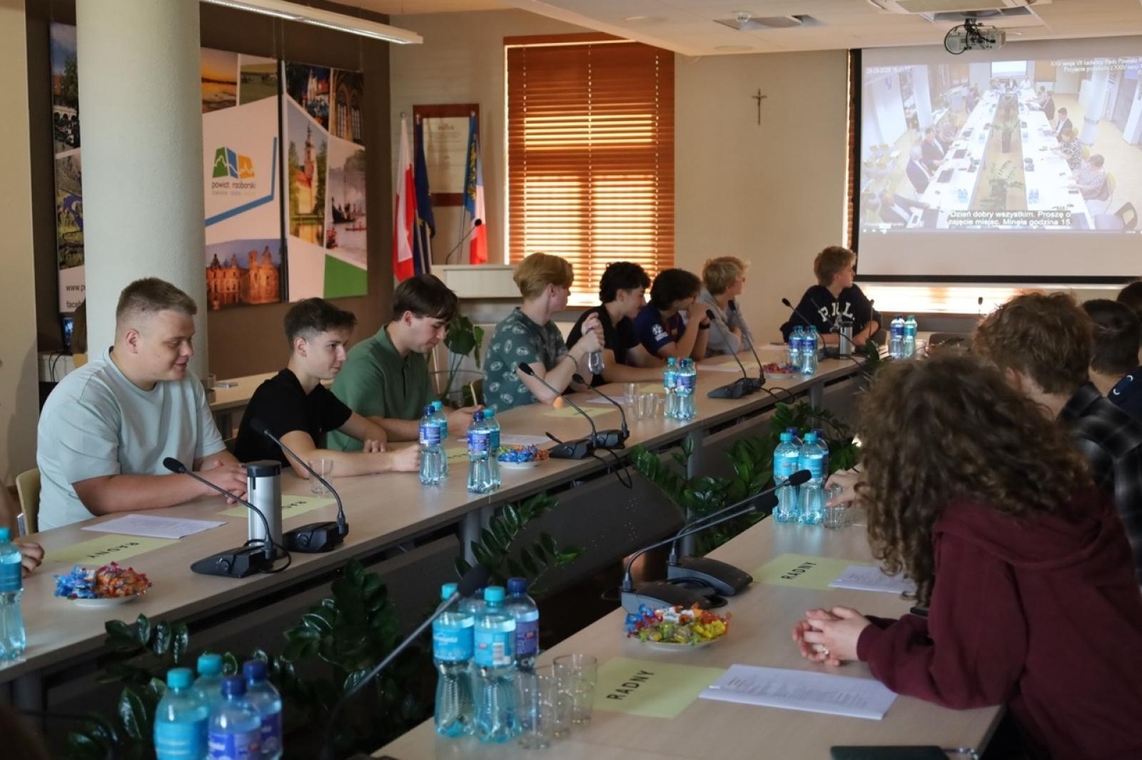 Zdjęcie w galerii na portalu naszraciborz.pl: Młodzi poznawali samorząd od kuchni. Zakończyła się pierwsza edycja projektu edukacyjnego wiadomości z regionu