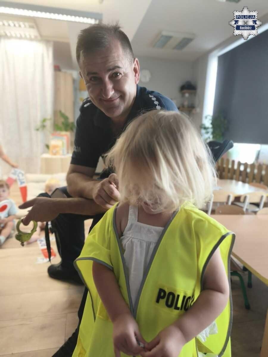 Zdjęcie w galerii na portalu naszraciborz.pl: Dzielnicowy odwiedził najmłodszych wiadomości z regionu
