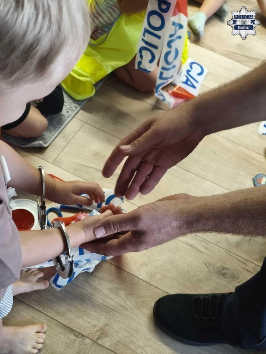 Zdjęcie w galerii na portalu naszraciborz.pl: Dzielnicowy odwiedził najmłodszych wiadomości z regionu
