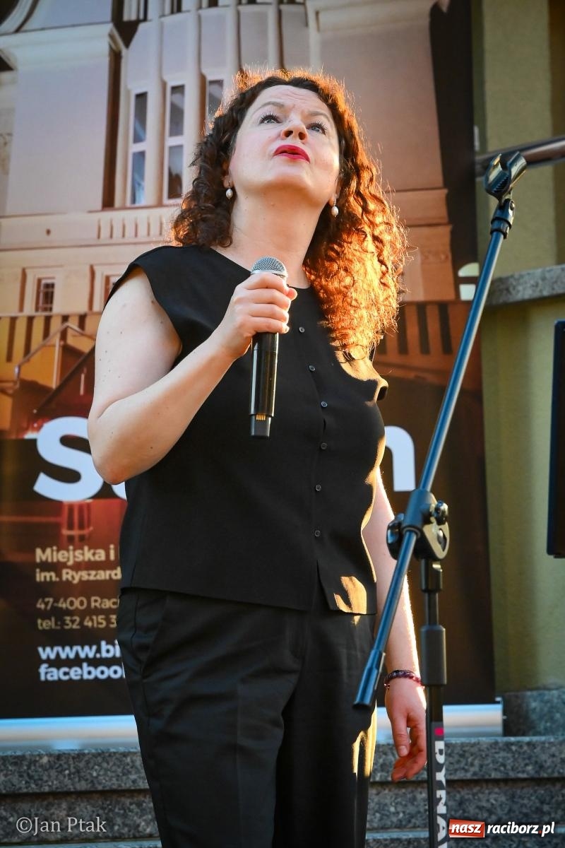 Zdjęcie w galerii na portalu naszraciborz.pl: Filmowe melodie zabrzmiały na schodach raciborskiej biblioteki wiadomości z regionu