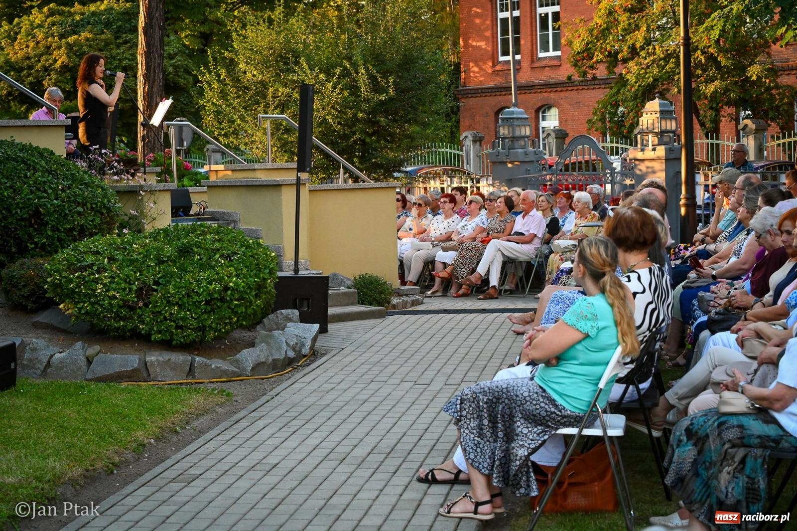 Zdjęcie w galerii na portalu naszraciborz.pl: Filmowe melodie zabrzmiały na schodach raciborskiej biblioteki wiadomości z regionu