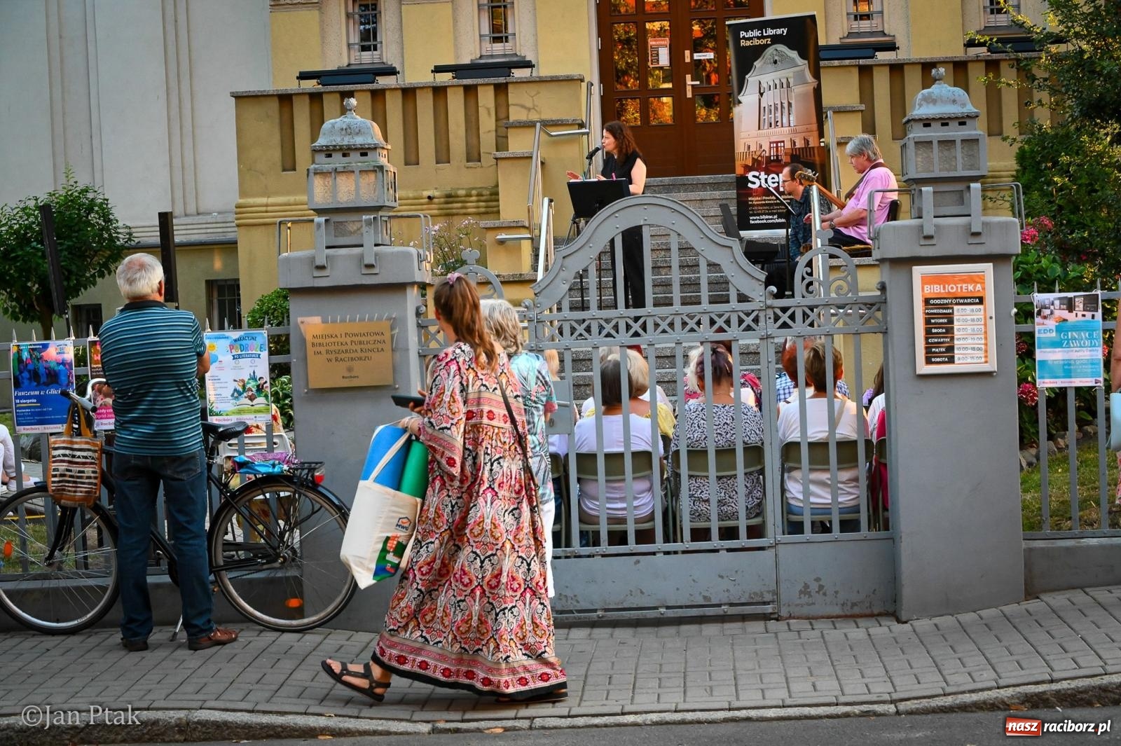 Zdjęcie w galerii na portalu naszraciborz.pl: Filmowe melodie zabrzmiały na schodach raciborskiej biblioteki wiadomości z regionu