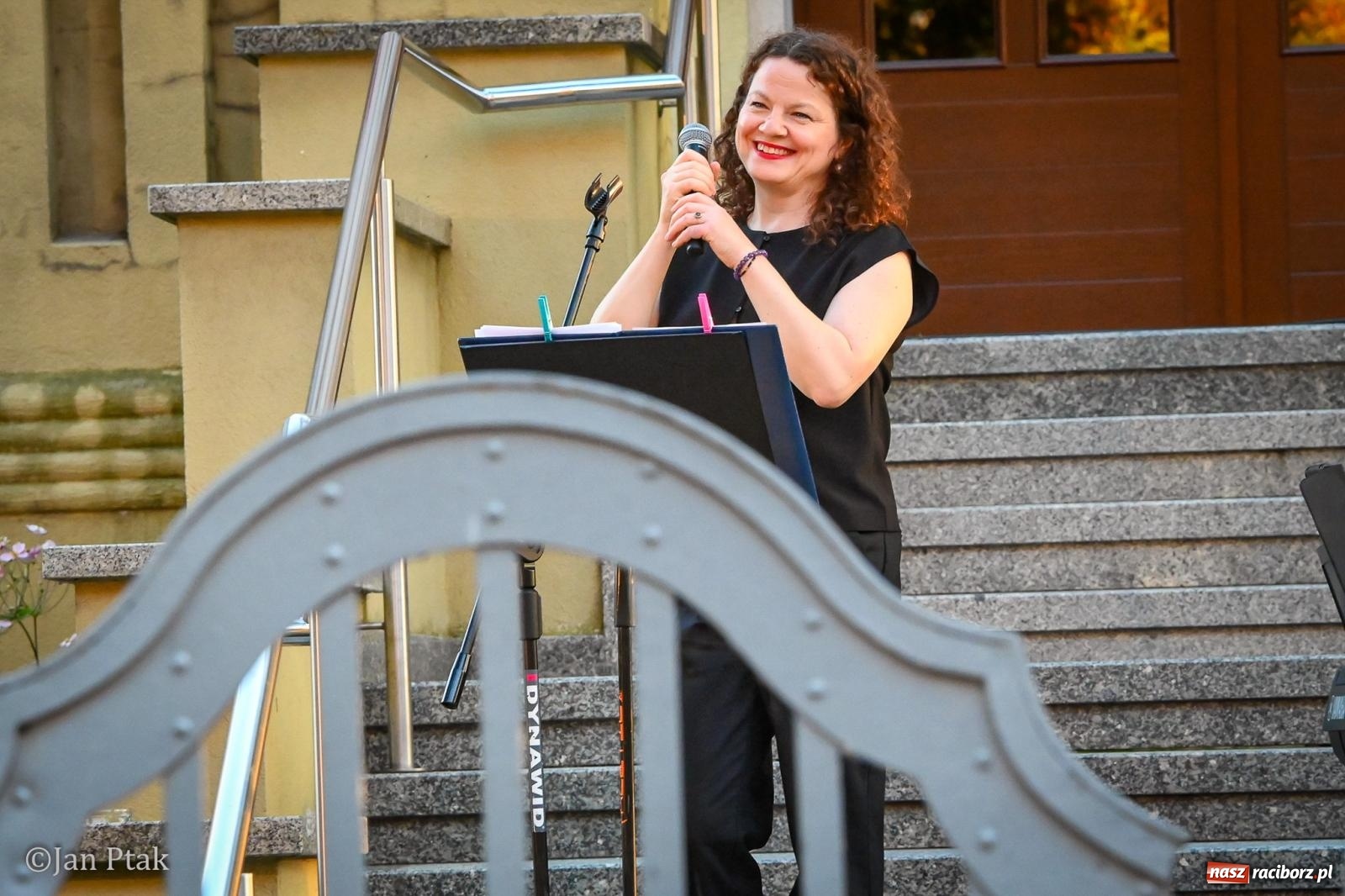 Zdjęcie w galerii na portalu naszraciborz.pl: Filmowe melodie zabrzmiały na schodach raciborskiej biblioteki wiadomości z regionu