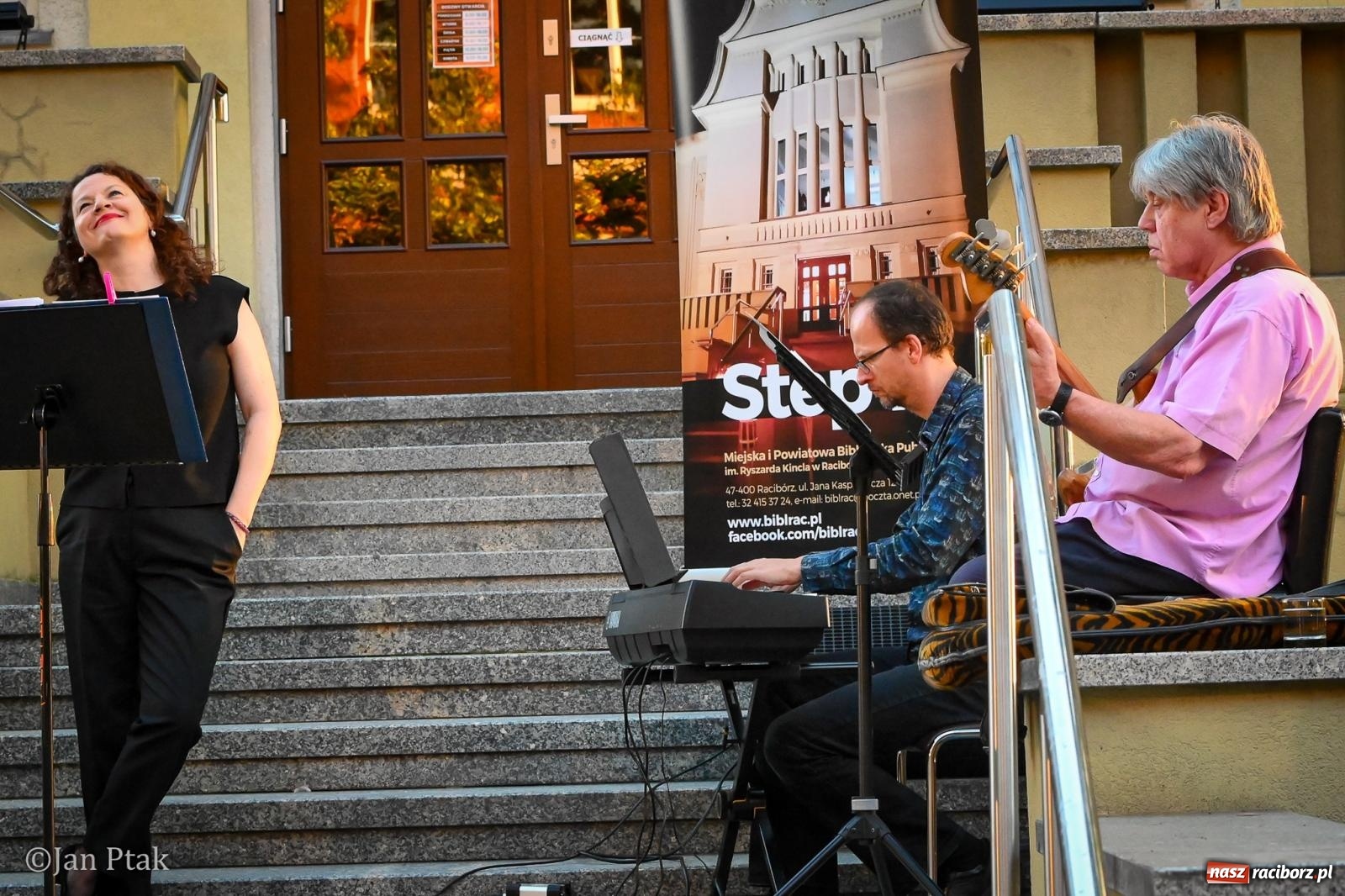 Zdjęcie w galerii na portalu naszraciborz.pl: Filmowe melodie zabrzmiały na schodach raciborskiej biblioteki wiadomości z regionu