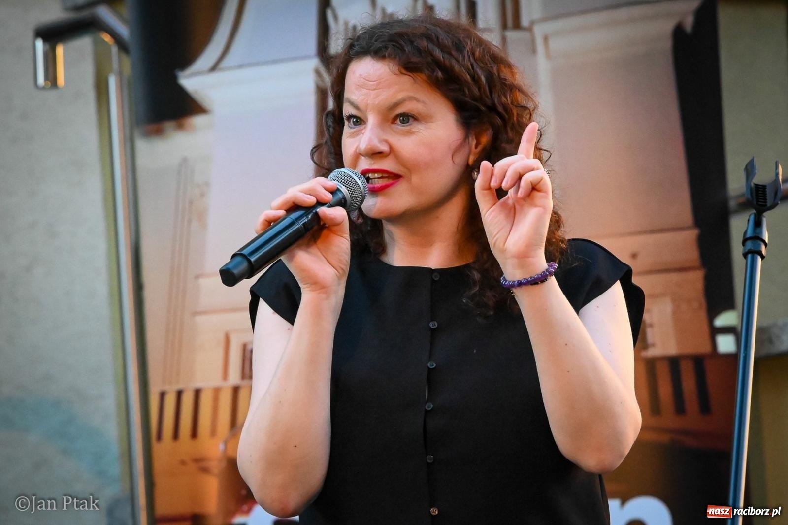 Zdjęcie w galerii na portalu naszraciborz.pl: Filmowe melodie zabrzmiały na schodach raciborskiej biblioteki wiadomości z regionu