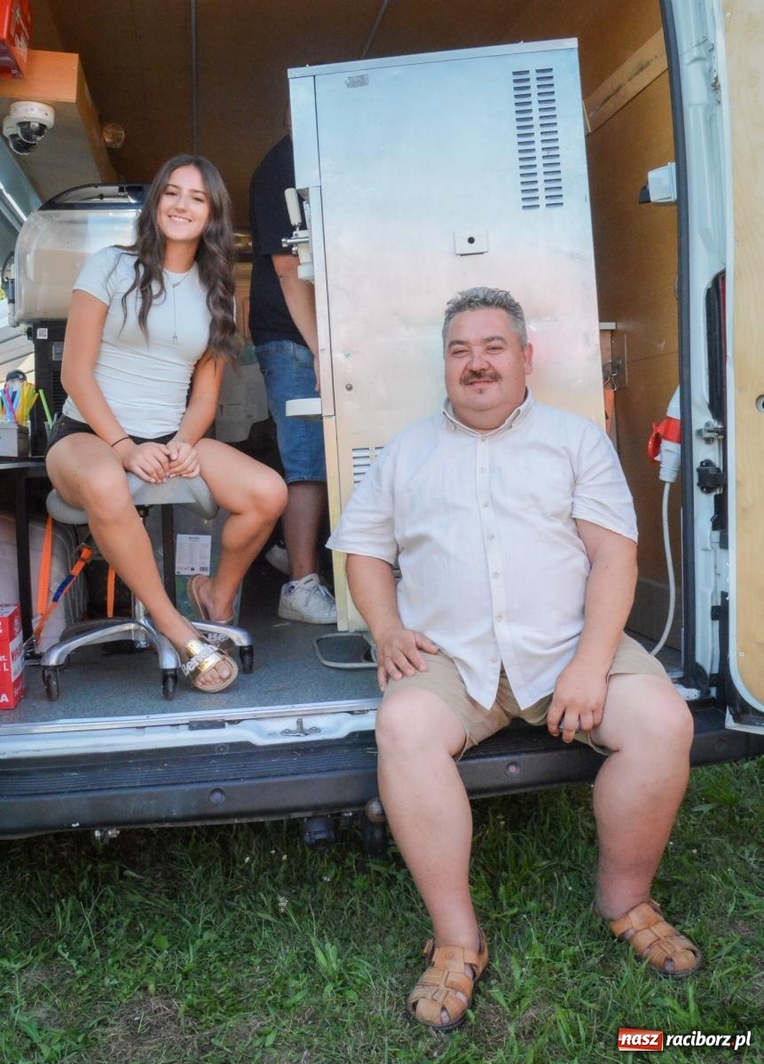 Zdjęcie w galerii na portalu naszraciborz.pl: W Brzeziu jak w Toskanii. Halina Mlynkova wystąpiła na festynie parafialnym [FOTO i WIDEO] wiadomości z regionu