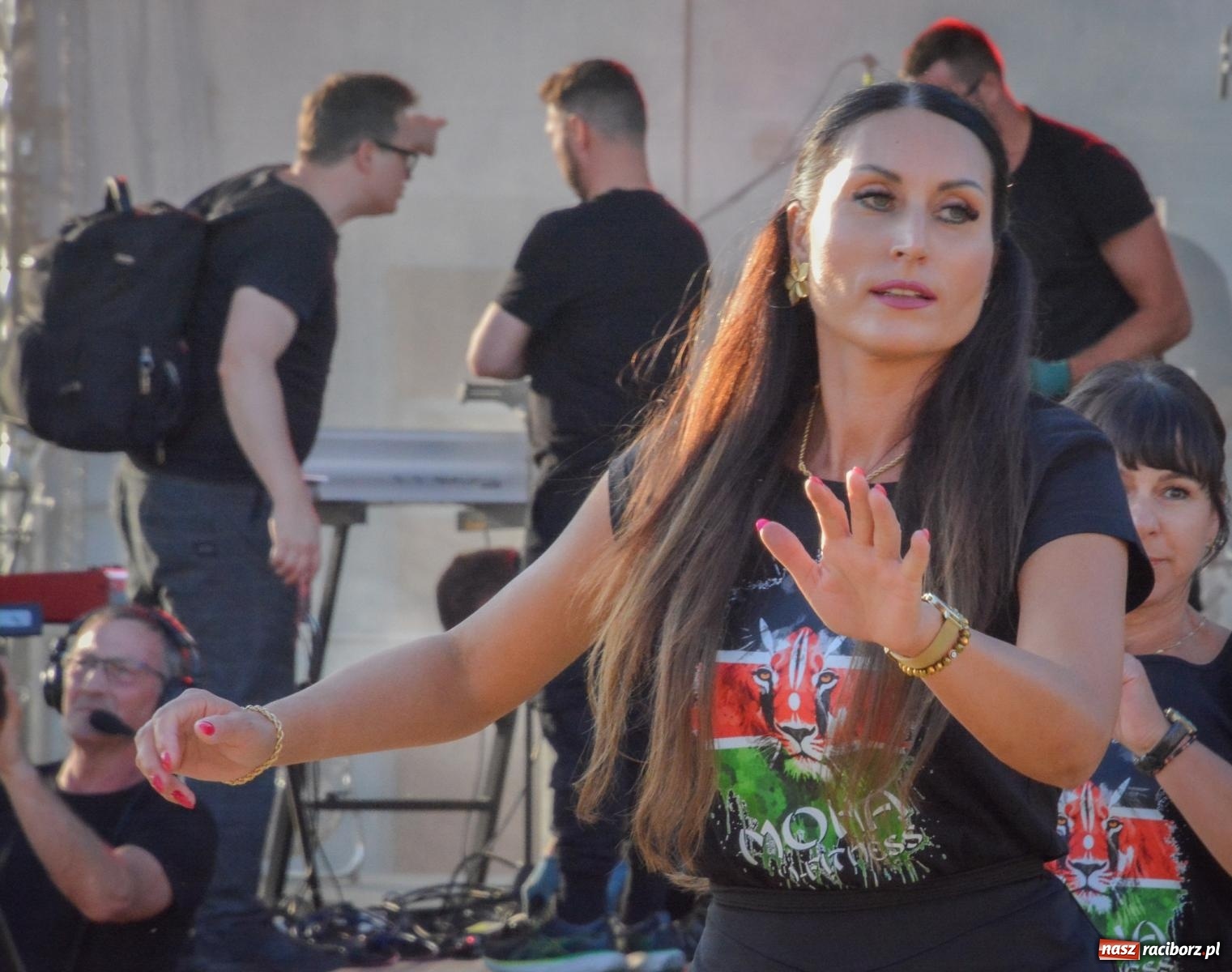 Zdjęcie w galerii na portalu naszraciborz.pl: W Brzeziu jak w Toskanii. Halina Mlynkova wystąpiła na festynie parafialnym [FOTO i WIDEO] wiadomości z regionu