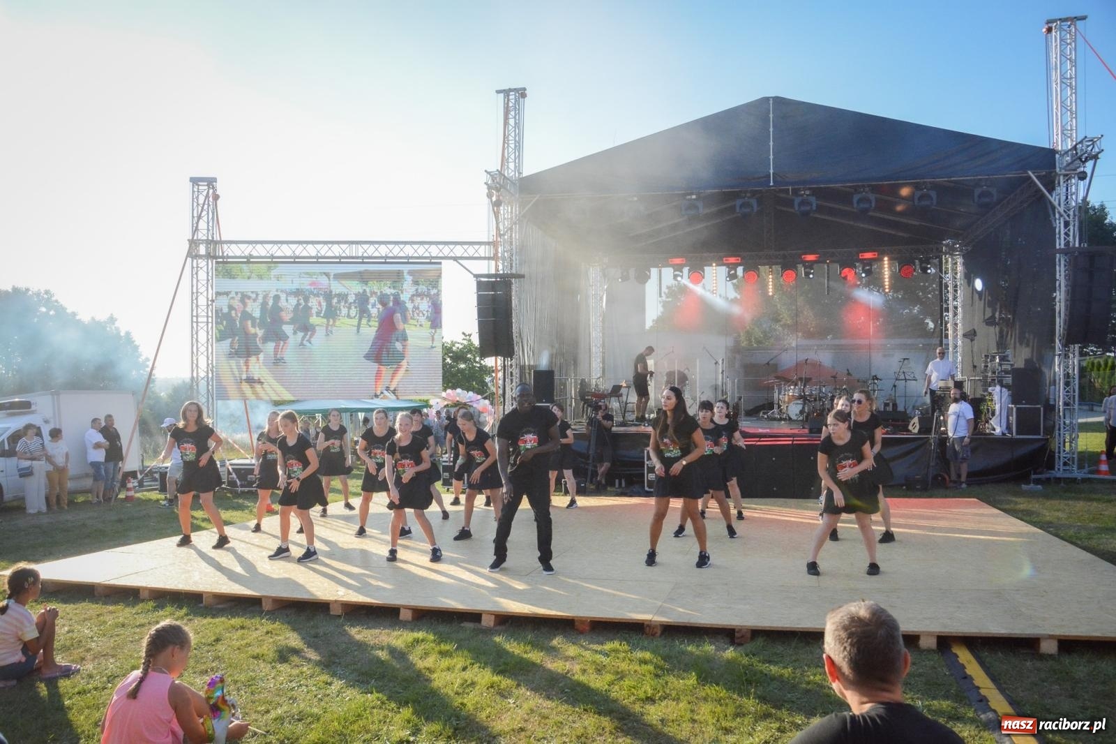 Zdjęcie w galerii na portalu naszraciborz.pl: W Brzeziu jak w Toskanii. Halina Mlynkova wystąpiła na festynie parafialnym [FOTO i WIDEO] wiadomości z regionu