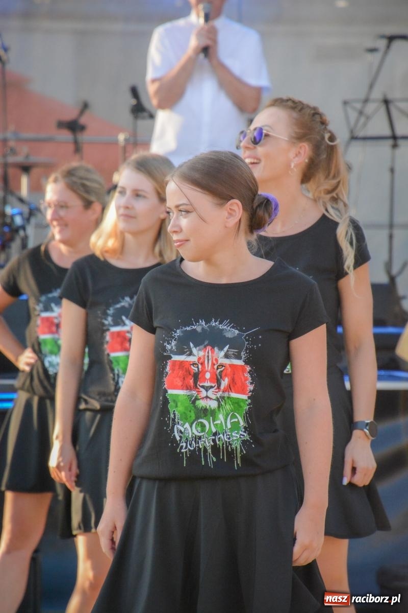Zdjęcie w galerii na portalu naszraciborz.pl: W Brzeziu jak w Toskanii. Halina Mlynkova wystąpiła na festynie parafialnym [FOTO i WIDEO] wiadomości z regionu