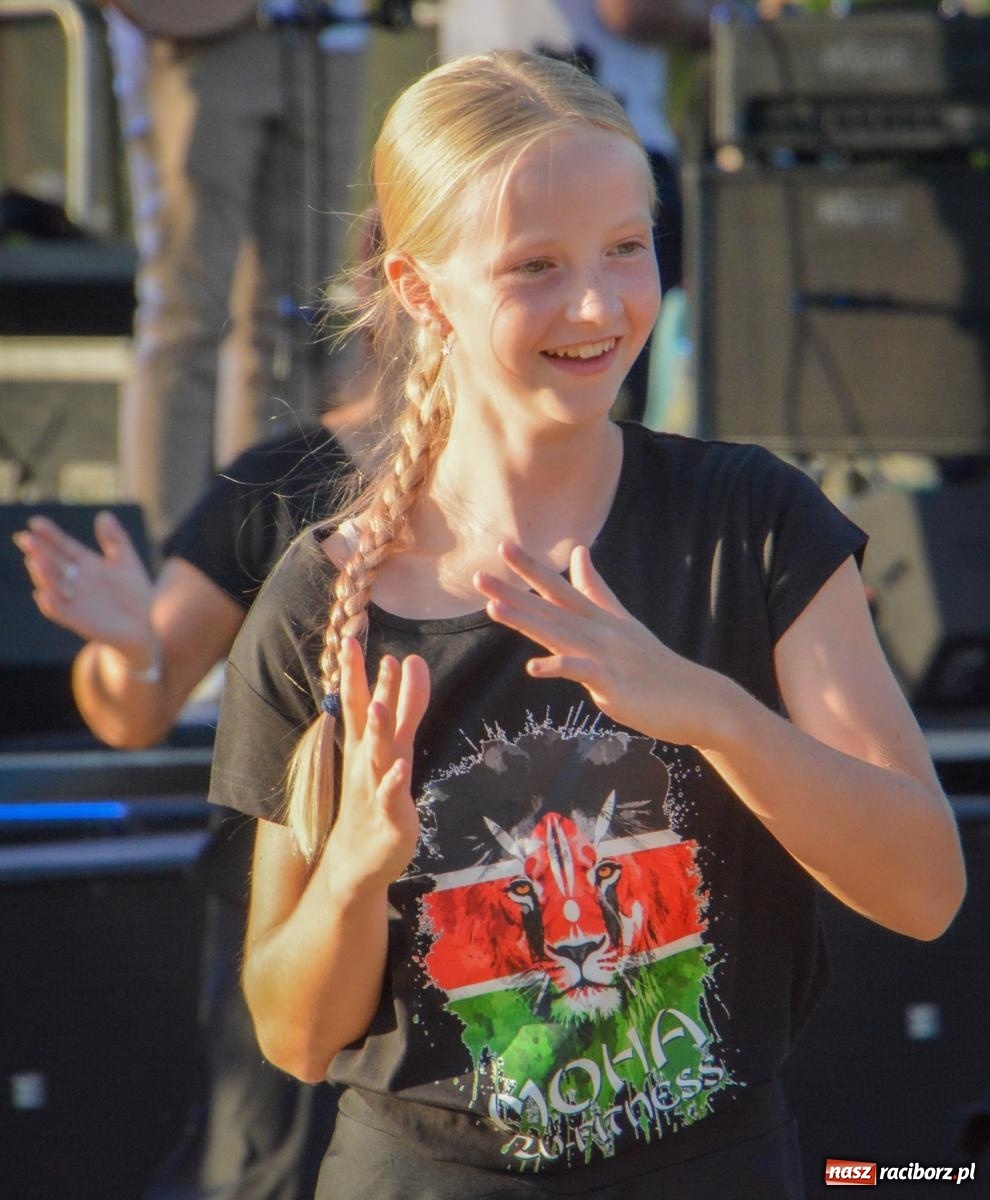 Zdjęcie w galerii na portalu naszraciborz.pl: W Brzeziu jak w Toskanii. Halina Mlynkova wystąpiła na festynie parafialnym [FOTO i WIDEO] wiadomości z regionu