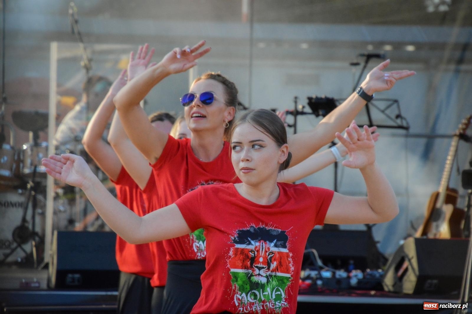Zdjęcie w galerii na portalu naszraciborz.pl: W Brzeziu jak w Toskanii. Halina Mlynkova wystąpiła na festynie parafialnym [FOTO i WIDEO] wiadomości z regionu