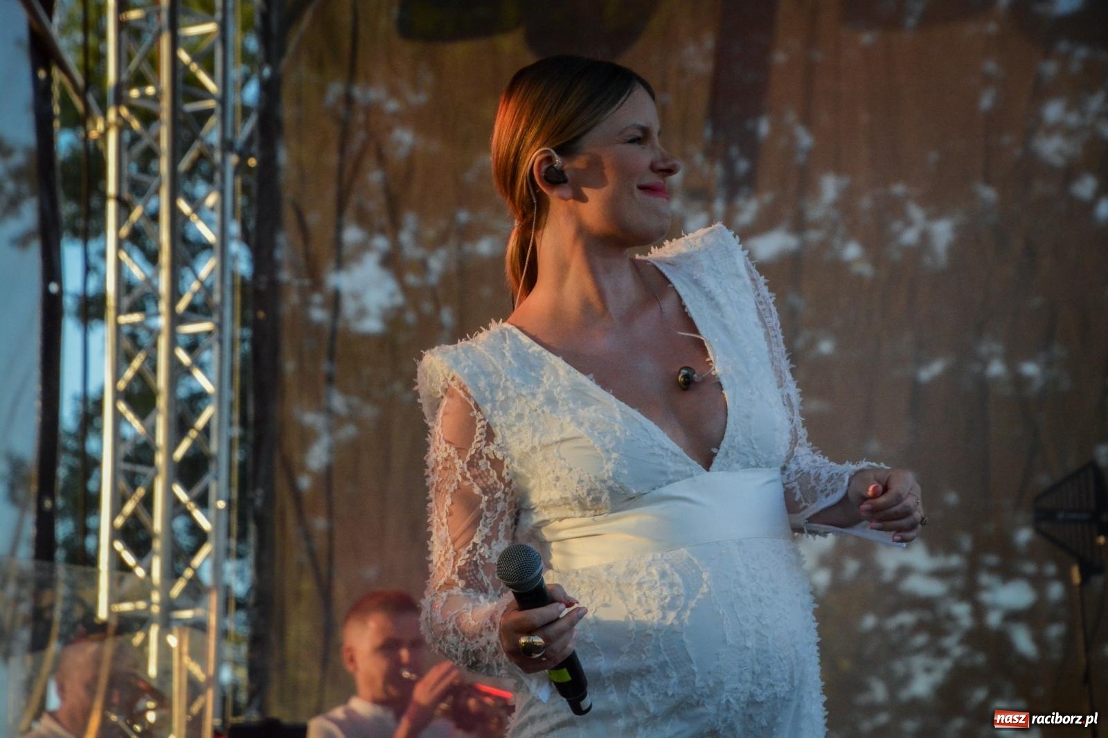 Zdjęcie w galerii na portalu naszraciborz.pl: W Brzeziu jak w Toskanii. Halina Mlynkova wystąpiła na festynie parafialnym [FOTO i WIDEO] wiadomości z regionu
