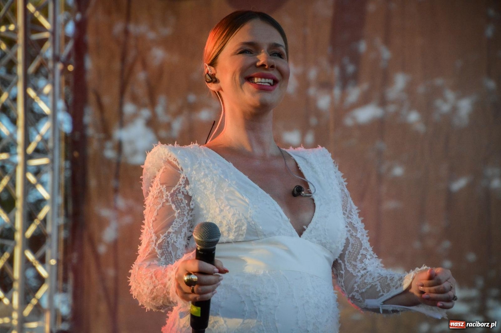 Zdjęcie w galerii na portalu naszraciborz.pl: W Brzeziu jak w Toskanii. Halina Mlynkova wystąpiła na festynie parafialnym [FOTO i WIDEO] wiadomości z regionu