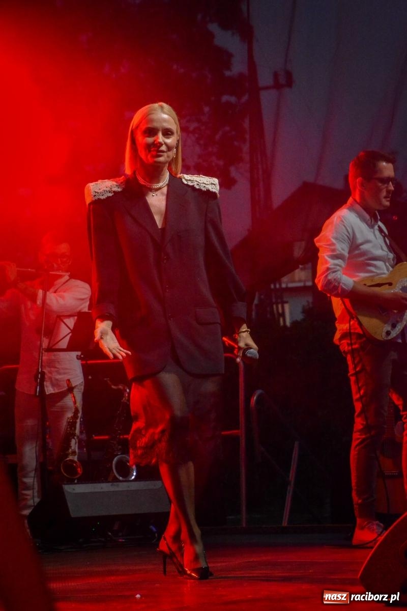 Zdjęcie w galerii na portalu naszraciborz.pl: W Brzeziu jak w Toskanii. Halina Mlynkova wystąpiła na festynie parafialnym [FOTO i WIDEO] wiadomości z regionu