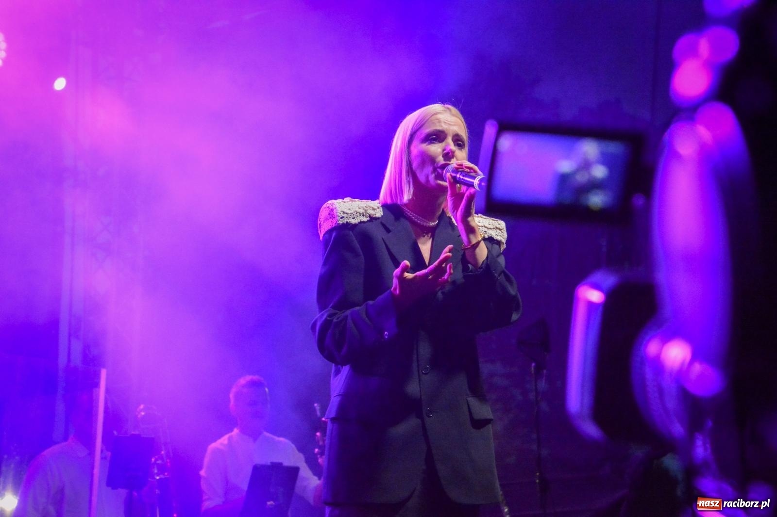 Zdjęcie w galerii na portalu naszraciborz.pl: W Brzeziu jak w Toskanii. Halina Mlynkova wystąpiła na festynie parafialnym [FOTO i WIDEO] wiadomości z regionu