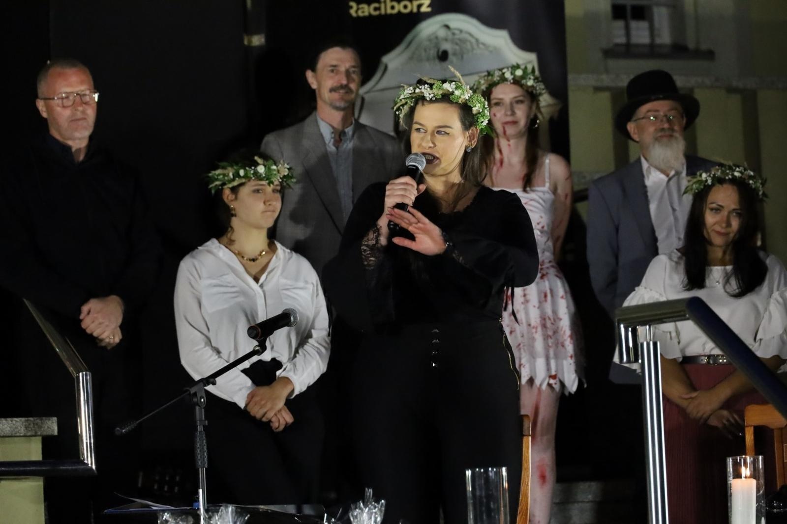 Zdjęcie w galerii na portalu naszraciborz.pl: Trzy oblicza Lady Makbet już wkrótce na schodach biblioteki wiadomości z regionu