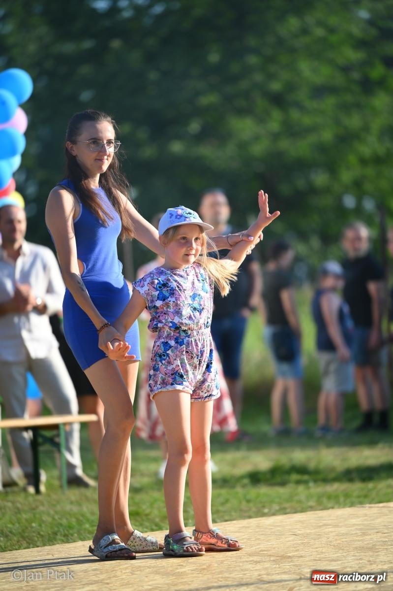Zdjęcie w galerii na portalu naszraciborz.pl: Festyn parafialny w Brzeziu na bis! Taneczne show parafianek zrobiło furorę wiadomości z regionu