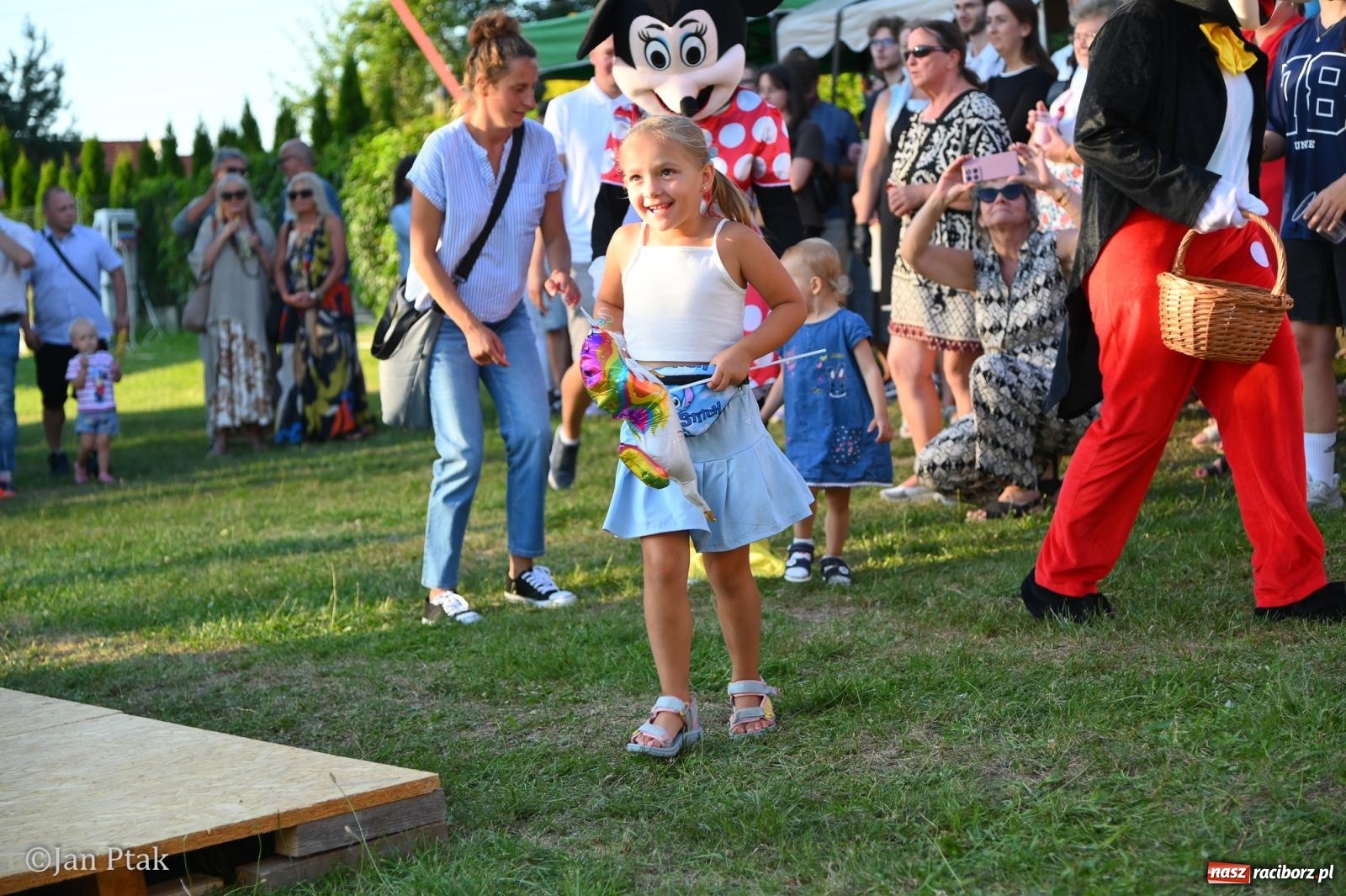 Zdjęcie w galerii na portalu naszraciborz.pl: Festyn parafialny w Brzeziu na bis! Taneczne show parafianek zrobiło furorę wiadomości z regionu