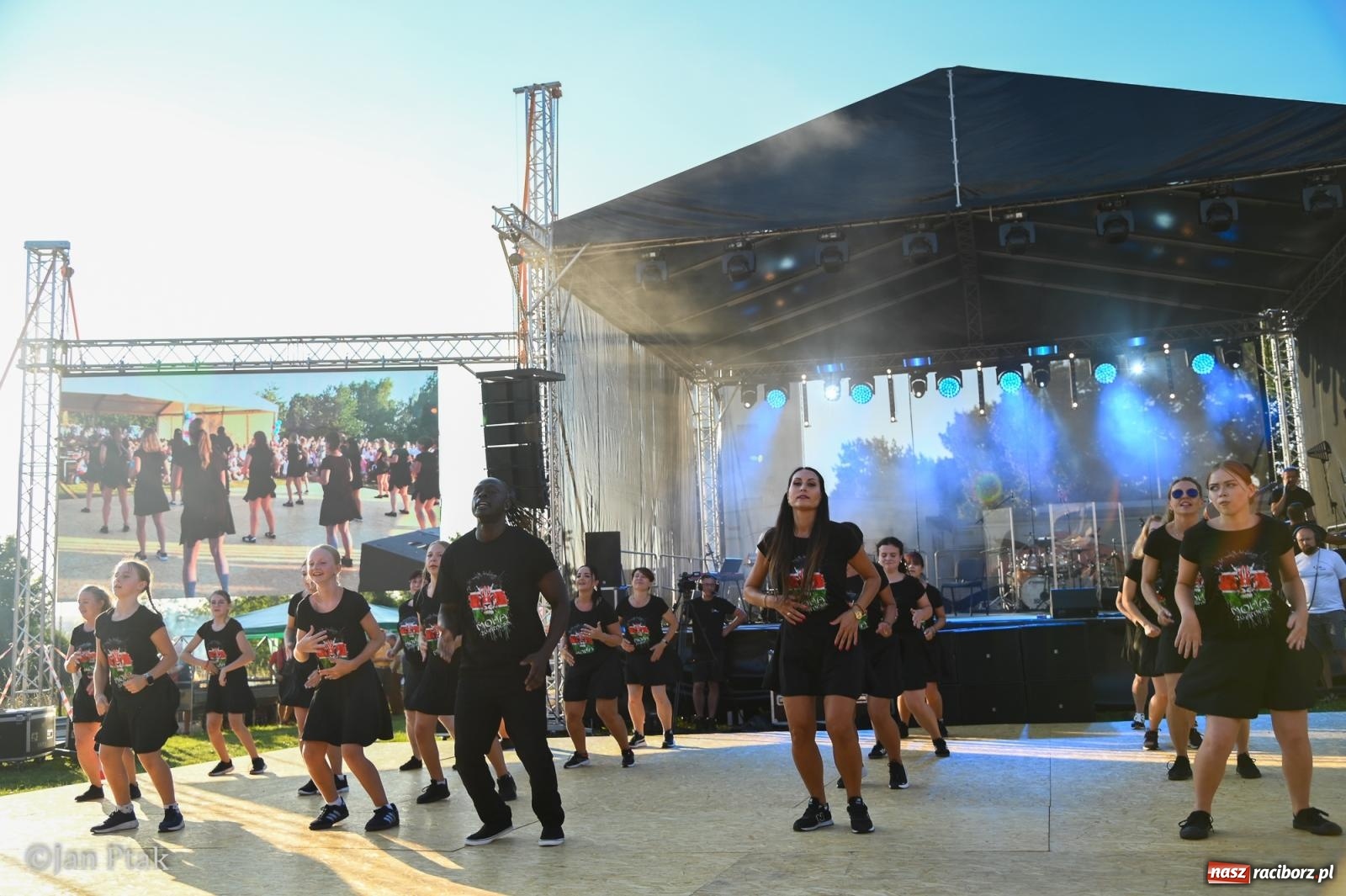 Zdjęcie w galerii na portalu naszraciborz.pl: Festyn parafialny w Brzeziu na bis! Taneczne show parafianek zrobiło furorę wiadomości z regionu