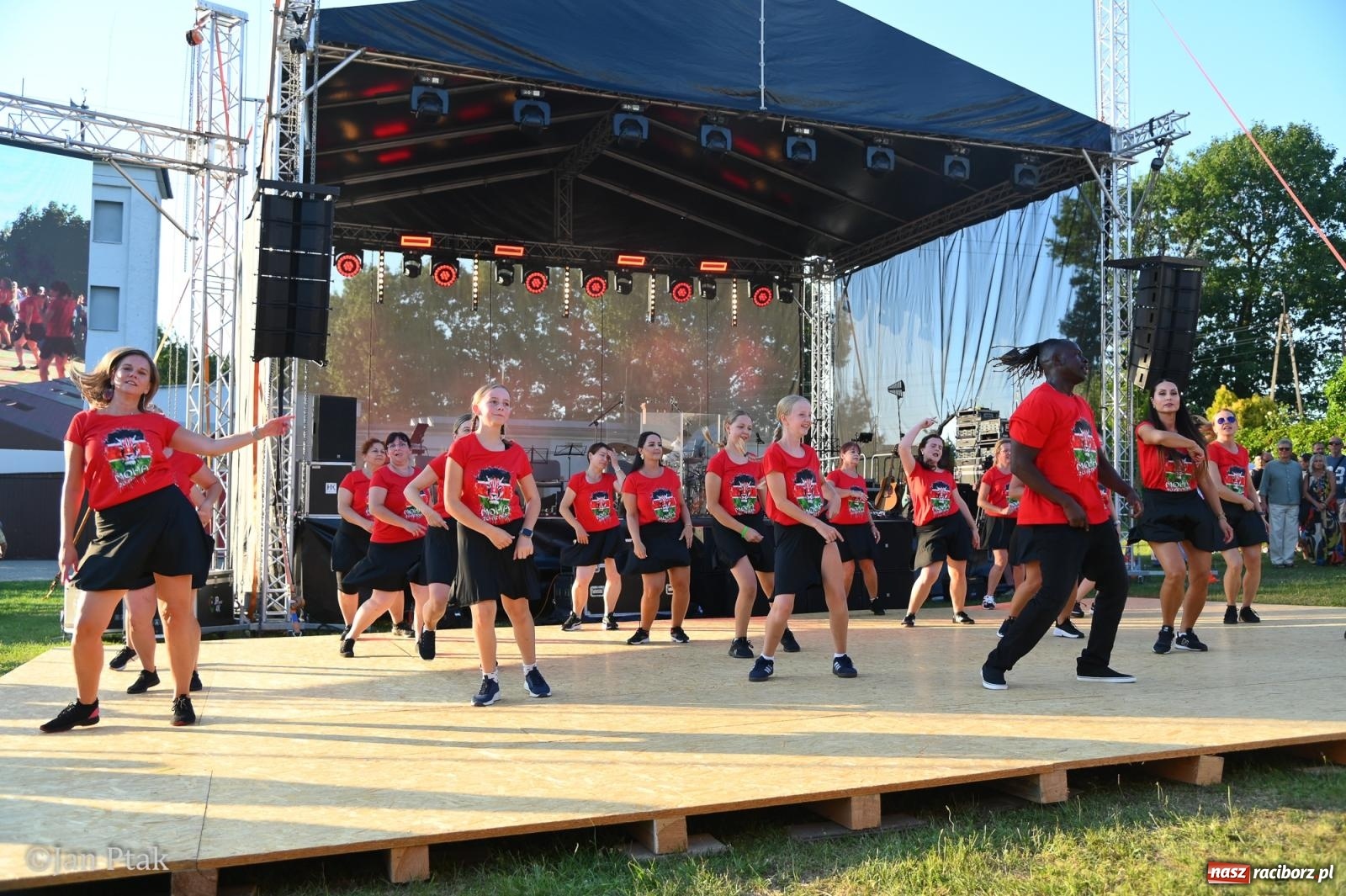Zdjęcie w galerii na portalu naszraciborz.pl: Festyn parafialny w Brzeziu na bis! Taneczne show parafianek zrobiło furorę wiadomości z regionu