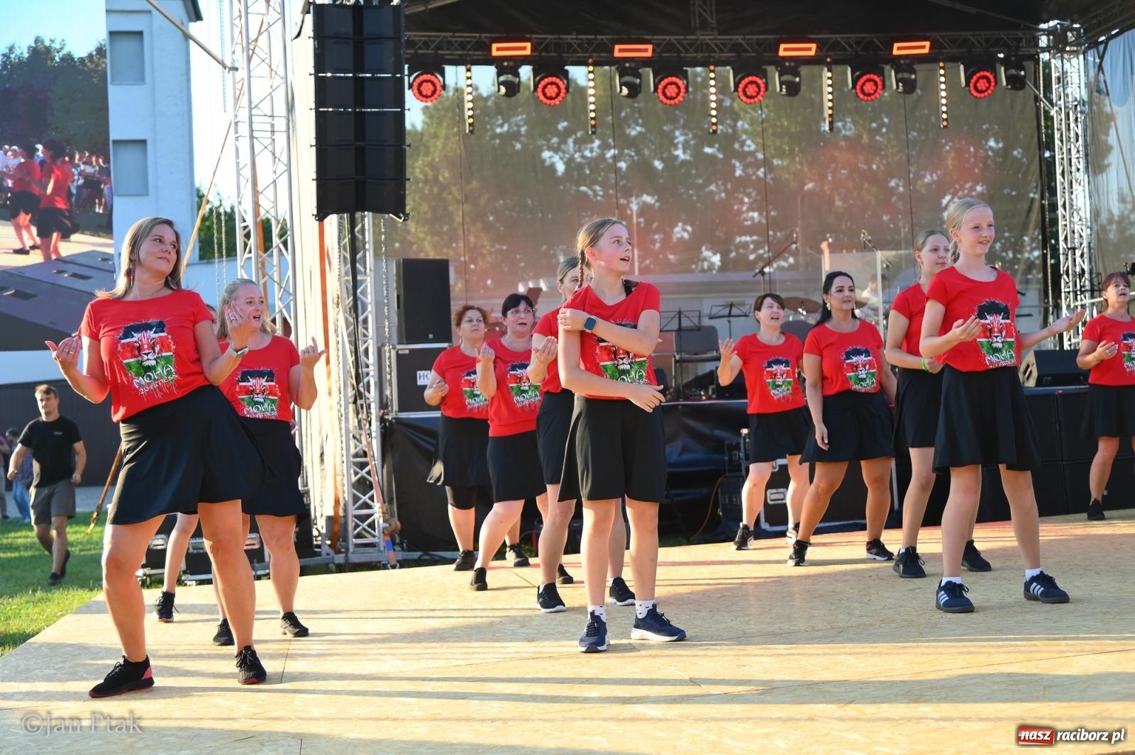Zdjęcie w galerii na portalu naszraciborz.pl: Festyn parafialny w Brzeziu na bis! Taneczne show parafianek zrobiło furorę wiadomości z regionu