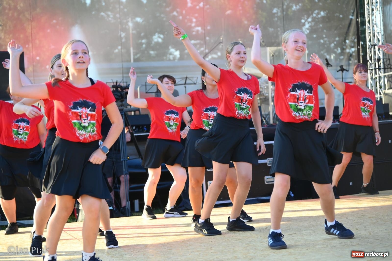 Zdjęcie w galerii na portalu naszraciborz.pl: Festyn parafialny w Brzeziu na bis! Taneczne show parafianek zrobiło furorę wiadomości z regionu