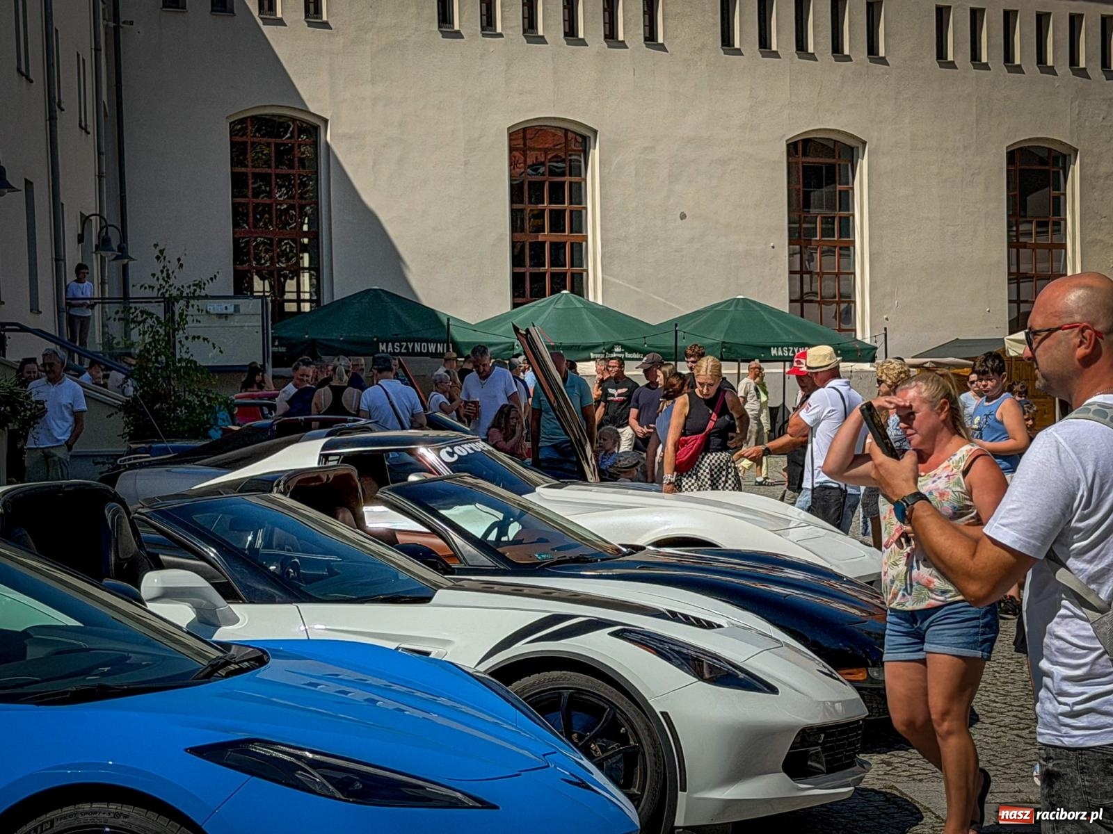 Zdjęcie w galerii na portalu naszraciborz.pl: Corvette od C1 do C8 na Zamku Piastowskim. Amerykańskie legendy motoryzacji przyjechały do Raciborza wiadomości z regionu