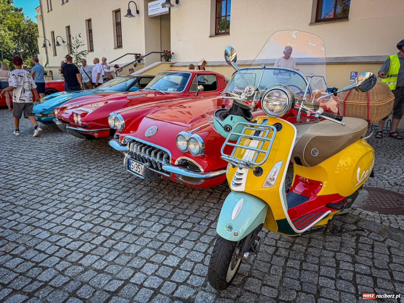 Zdjęcie w galerii na portalu naszraciborz.pl: Corvette od C1 do C8 na Zamku Piastowskim. Amerykańskie legendy motoryzacji przyjechały do Raciborza wiadomości z regionu
