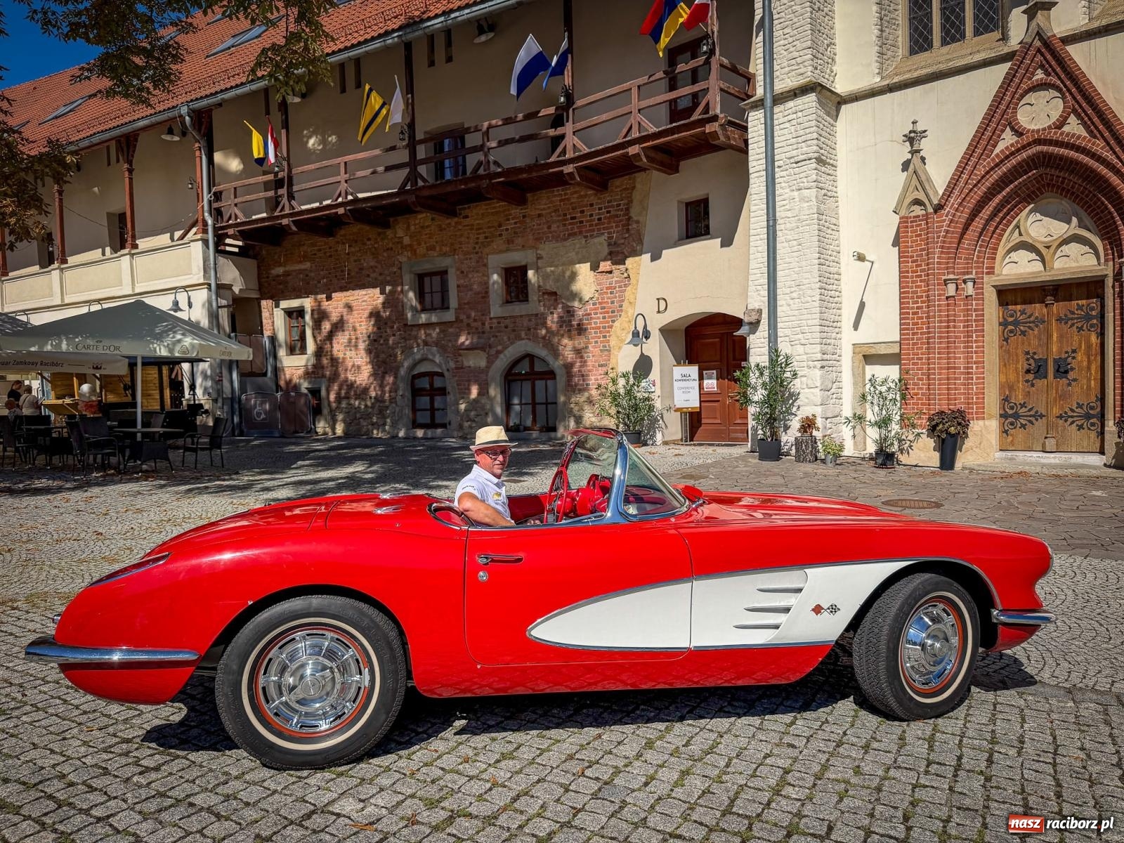 Zdjęcie w galerii na portalu naszraciborz.pl: Corvette od C1 do C8 na Zamku Piastowskim. Amerykańskie legendy motoryzacji przyjechały do Raciborza wiadomości z regionu