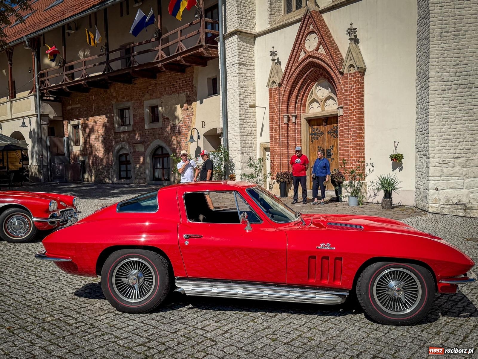 Zdjęcie w galerii na portalu naszraciborz.pl: Corvette od C1 do C8 na Zamku Piastowskim. Amerykańskie legendy motoryzacji przyjechały do Raciborza wiadomości z regionu