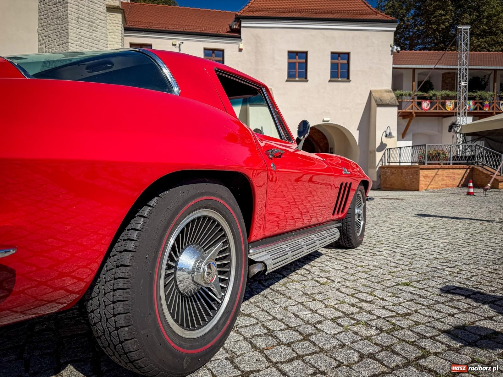 Zdjęcie w galerii na portalu naszraciborz.pl: Corvette od C1 do C8 na Zamku Piastowskim. Amerykańskie legendy motoryzacji przyjechały do Raciborza wiadomości z regionu