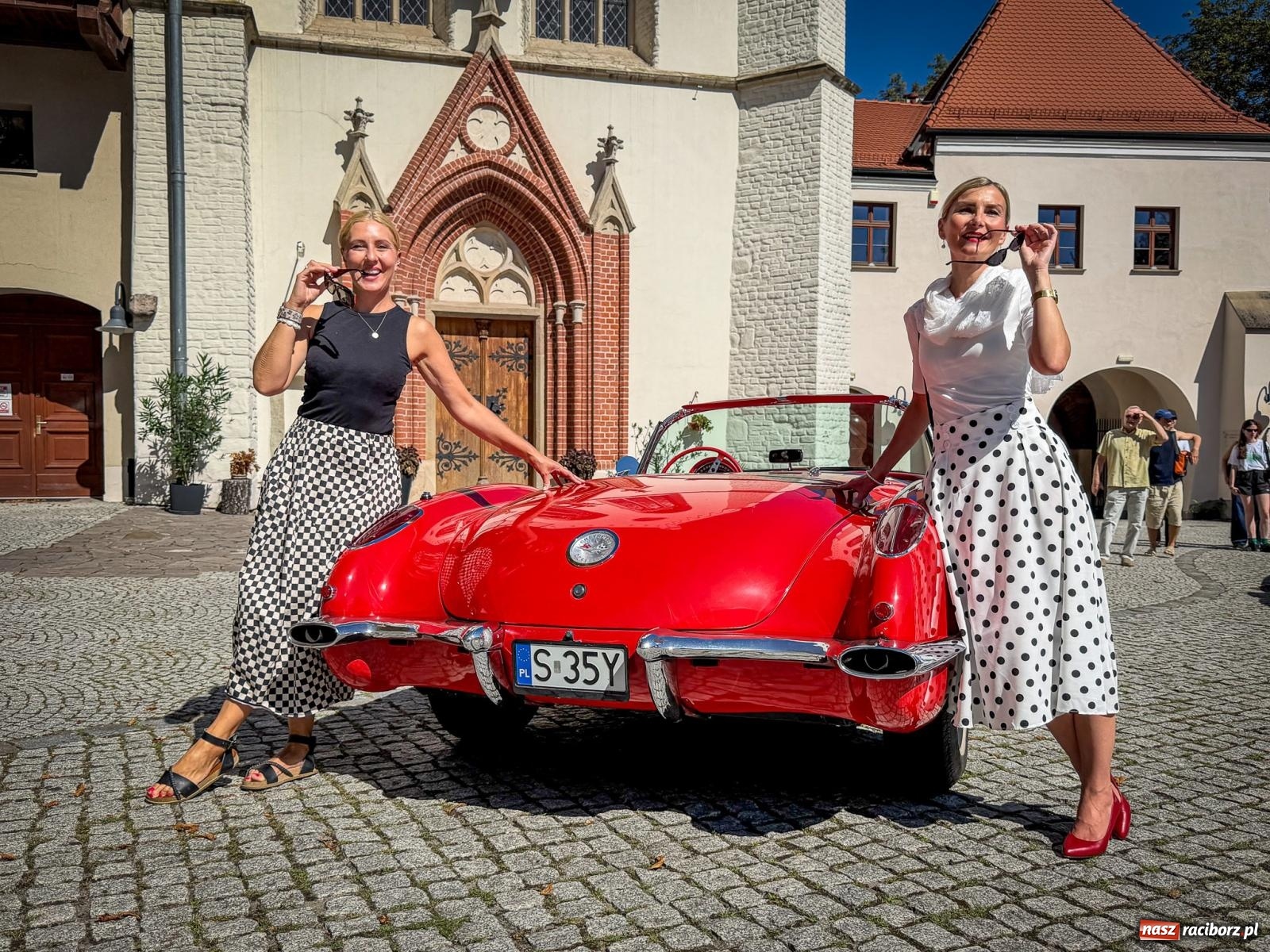 Zdjęcie w galerii na portalu naszraciborz.pl: Corvette od C1 do C8 na Zamku Piastowskim. Amerykańskie legendy motoryzacji przyjechały do Raciborza wiadomości z regionu