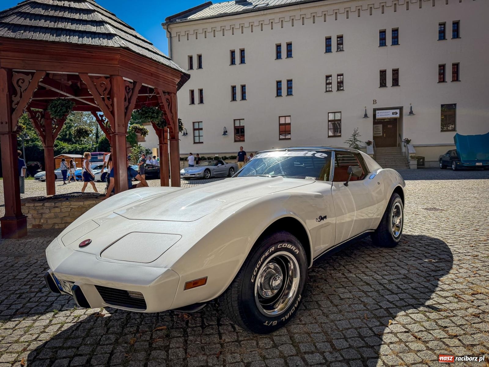 Zdjęcie w galerii na portalu naszraciborz.pl: Corvette od C1 do C8 na Zamku Piastowskim. Amerykańskie legendy motoryzacji przyjechały do Raciborza wiadomości z regionu